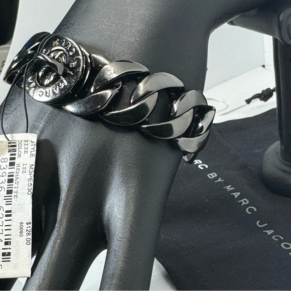 Marc by Marc Jacobs Chunky Turn lock closure
Bracelet in GunMetal - Picture 3 of 11